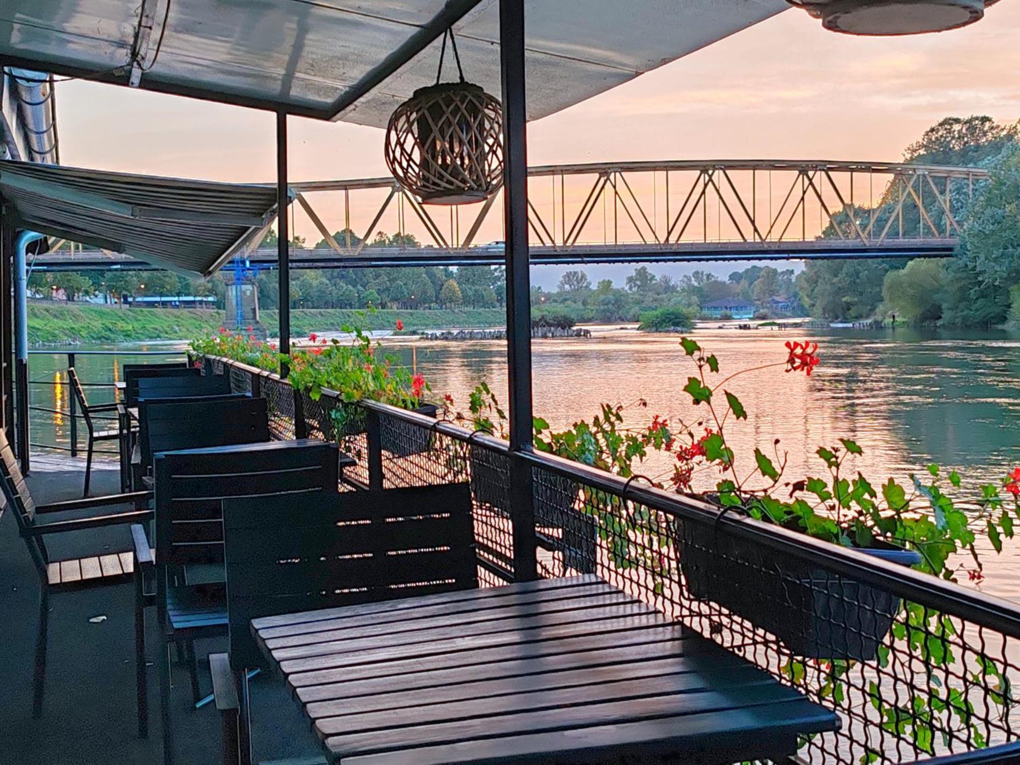 Cruiser Restoran Ćuprija Exteriér fotografie